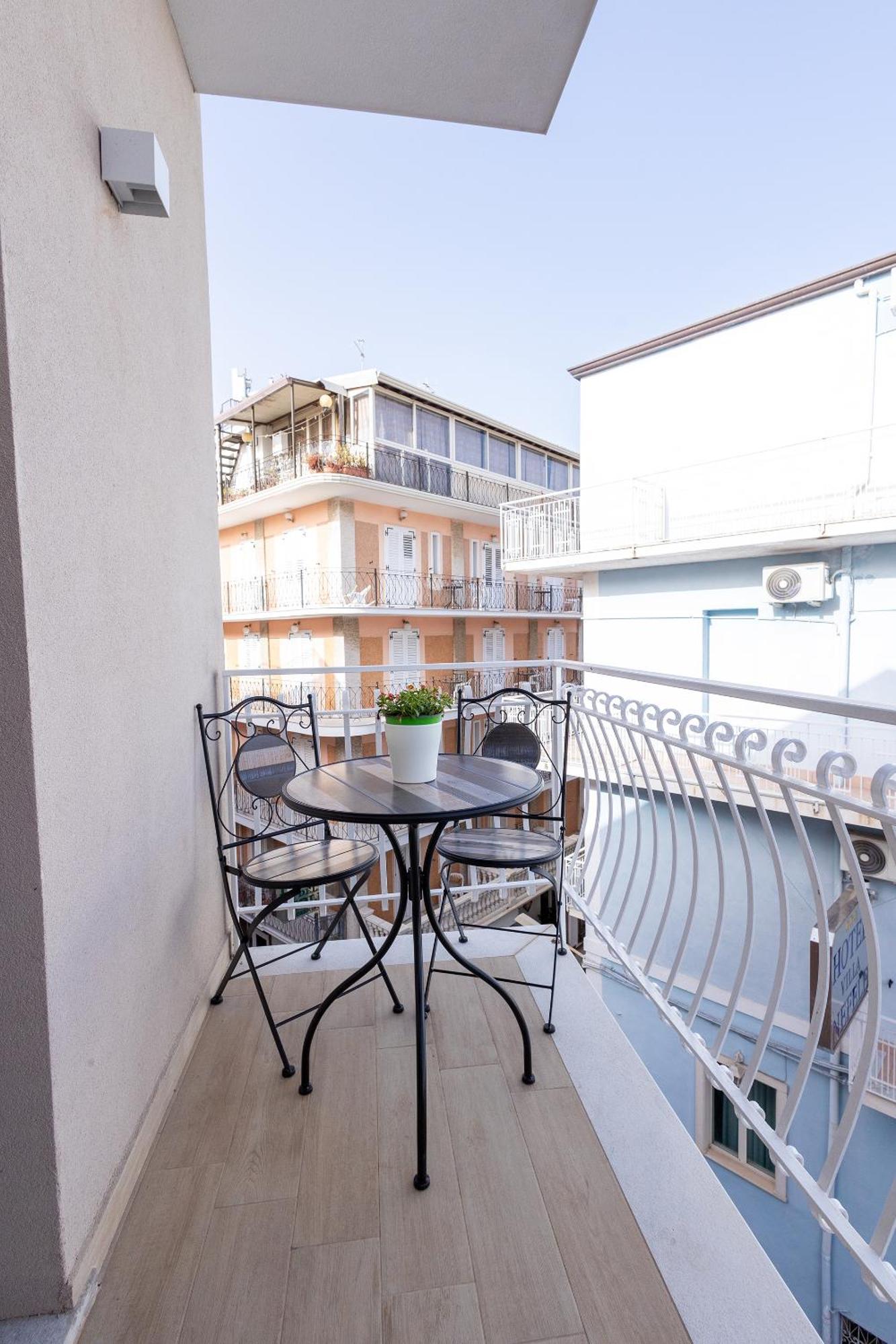 Perla Sul Mare Apartments Giardini Naxos Bagian luar foto